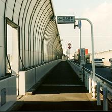 [東成田駅への入口]