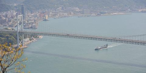 [火の山ロープウェイ山頂から見た関門大橋]